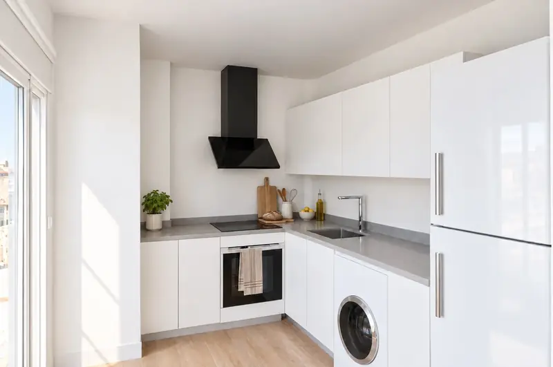 Cocina blanca con encimera gris