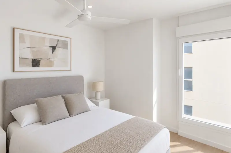 Dormitorio con ventana grande
